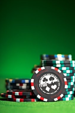 moro togel Capsa Banting live dealer table with five-card hands displayed